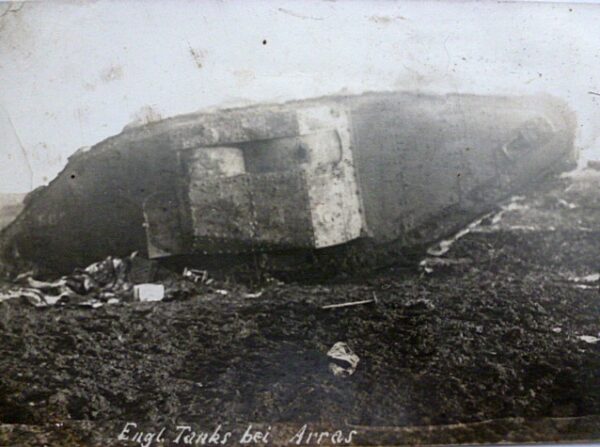 Foto,Britse Tank bij Arras